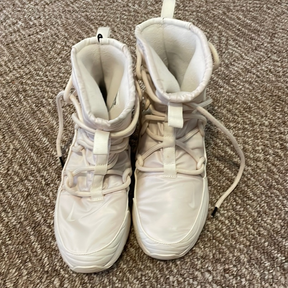 Nike snow boots size 9